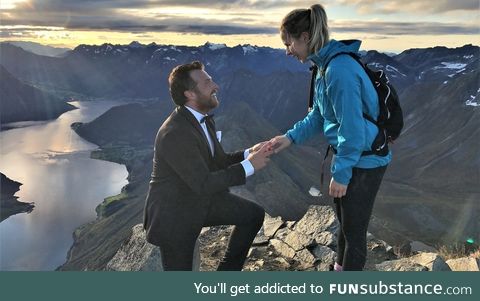 Norwegian guy brought a suit to a mountain to propose properly to his girlfriend