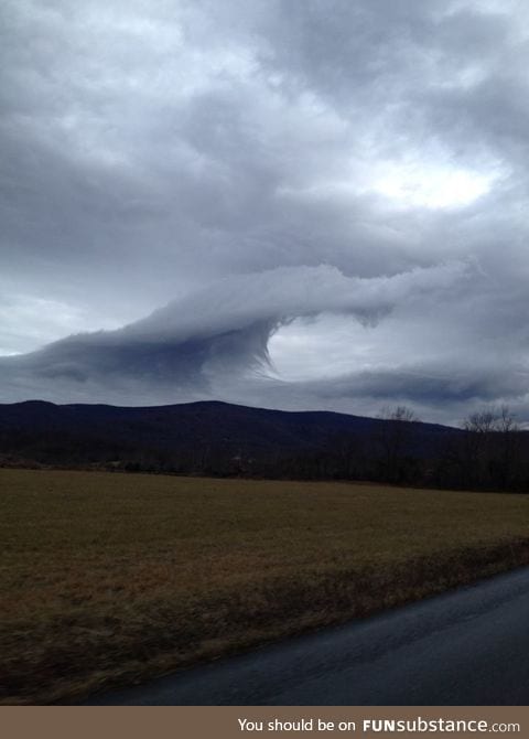 This cloud looks like a breaking wave