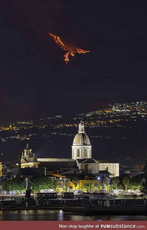 This eruption creates a fire eagle on the side of Etna (pic from Catania)