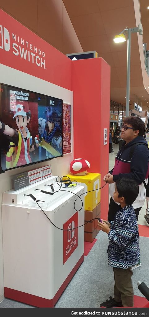 This little kid playing Smash Ultimate at the airport has no idea that he's playing