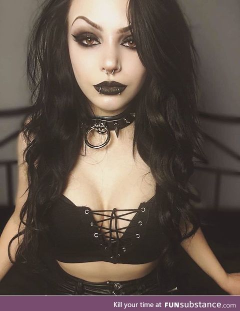 Daily Dose of Goth Girls #5: vampire teefsies!