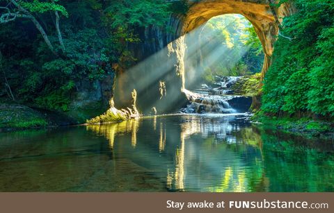 [OC] So beautiful and unreal. Morning rays of sunlight flow through the cave and reflect