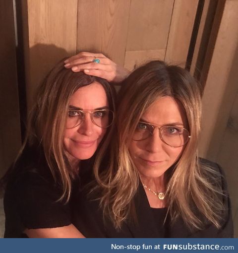 Courtney Cox cosplaying as Jennifer Aniston with Jennifer Aniston