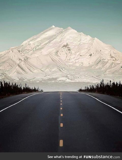 This road points directly at the Mount Drum for about 20 miles. Alaska, USA ????????