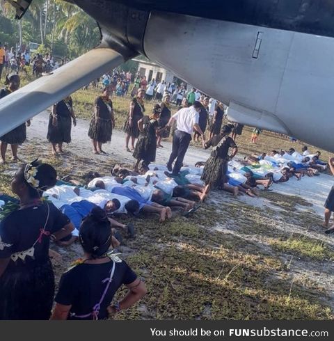 Chinese ambassador Tang Songgen arrives in Kiribati..Walking on the backs of local youth