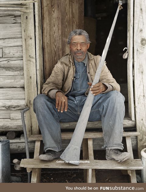 Willis Winn, an ex-slave, holding the horn 'with which slaves were called', 1936