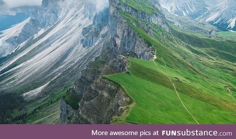 A beautiful grass carpet hill ! It's awesome