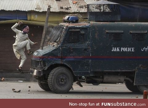 2020 Pulitzer Prize Winner in Feature Photography-Kashmiri Protester