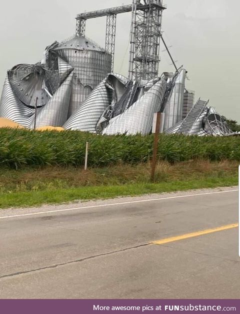 Iowa grain bins after 128km/h winds