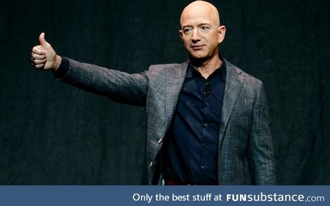 Jeff Bezos gives a rousing speech to the Interplanetary Small pen*s Alliance