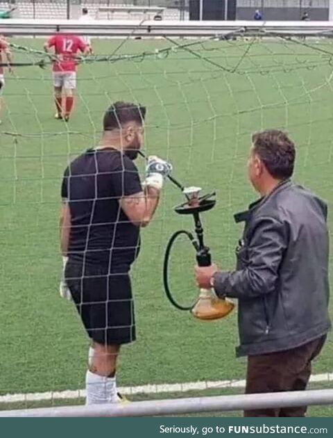 This goalkeeper smoking a hookah in the middle of a match