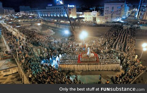 The Lord of Malaga, "El Cautivo", carried by 252 men who wear white tunics