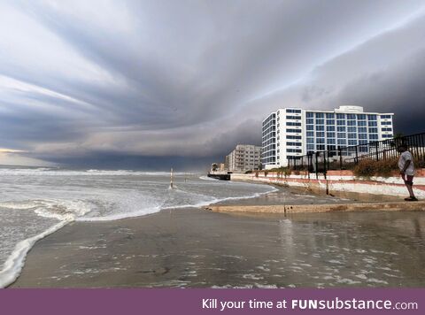 First rain bands of Idalia approaching Daytona Beach