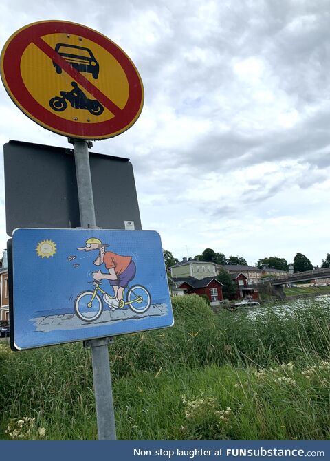 A sign warning cyclists of cobbled roads ahead