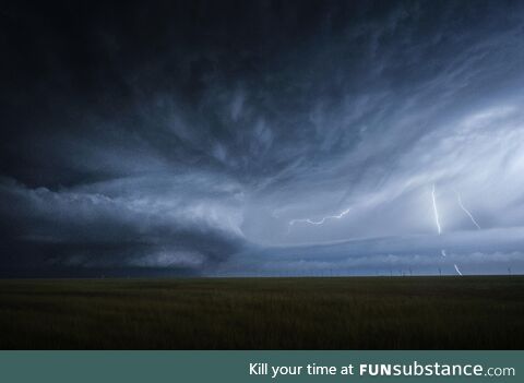 Captured this mothership supercell tonight in New Mexico, USA