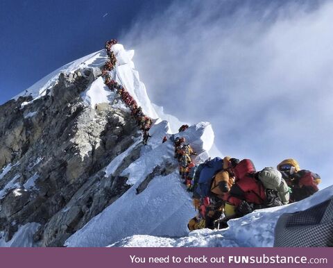 Queue to reach the top of Mount Everest