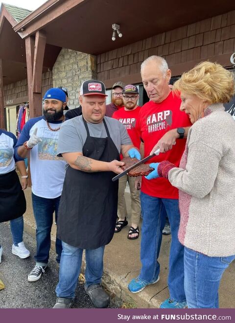 New barbecue joint opened with a rib cutting ceremony