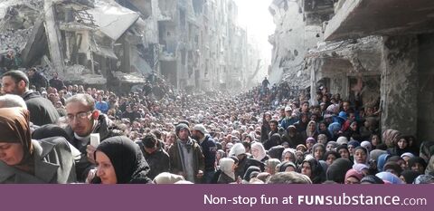 Thousands queue for food in Yarmouk, Syria