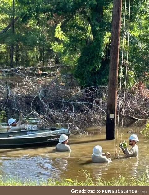 Linesmen restoring power in SE Texas