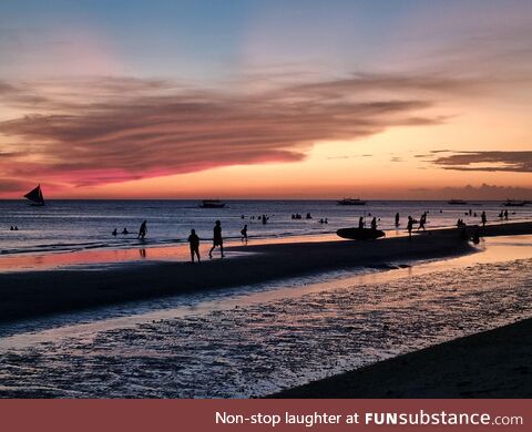 [OC] Sunset on White Beach, Boracay is something else