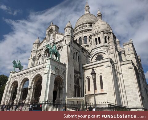The hauntingly beautiful Sacre-Couer Basillica in Montmartre, Paris (OC)