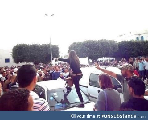 A young Tunisian girl fearlessly scolds a gang of Islamists who demanded that she wear a